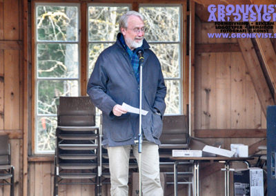 Muskö kulturförenings ordförande Lars Vestersköld håller tal och välkomar våren. Foto: Bengt Grönkvist