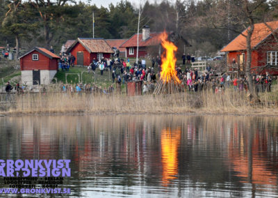 Valborgsmässoelden brinner på Grytholmens friluftsmuseum på Muskö. Foto: Bengt Grönkvist