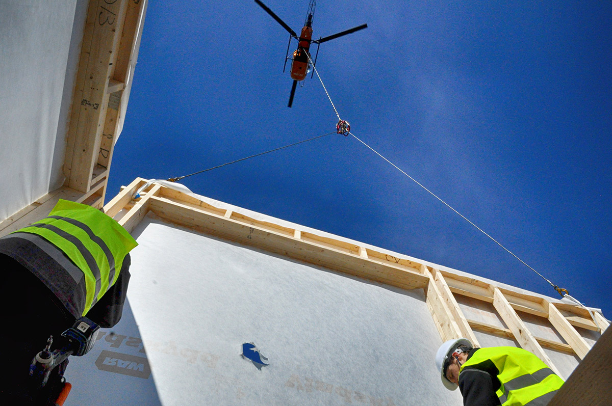 Älvsnabbens Bygg AB. Montering av hus med helikopter. Foto: Bengt Grönkvist
